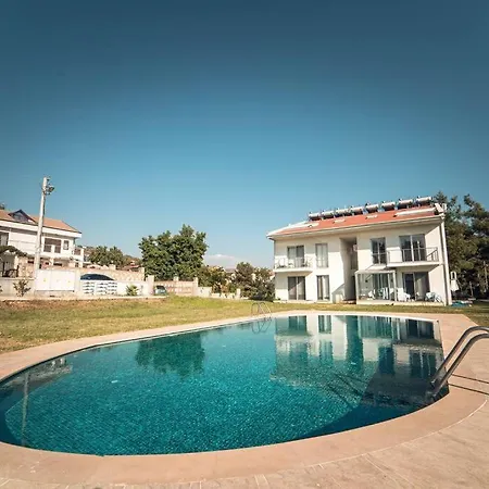 펜션 3br Amazing Garden With Pool In 페티예