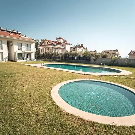 3br Amazing Garden With Pool In *
